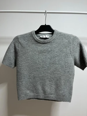 Grå stickad topp från Zara - Kortärmad grå stickad topp från Zara, bara testad, liten i storleken 