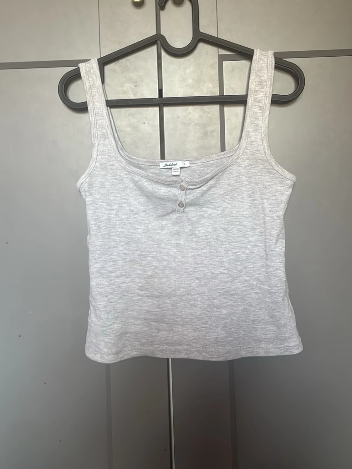 Ljusgrå ribbad linnetopp Subdued