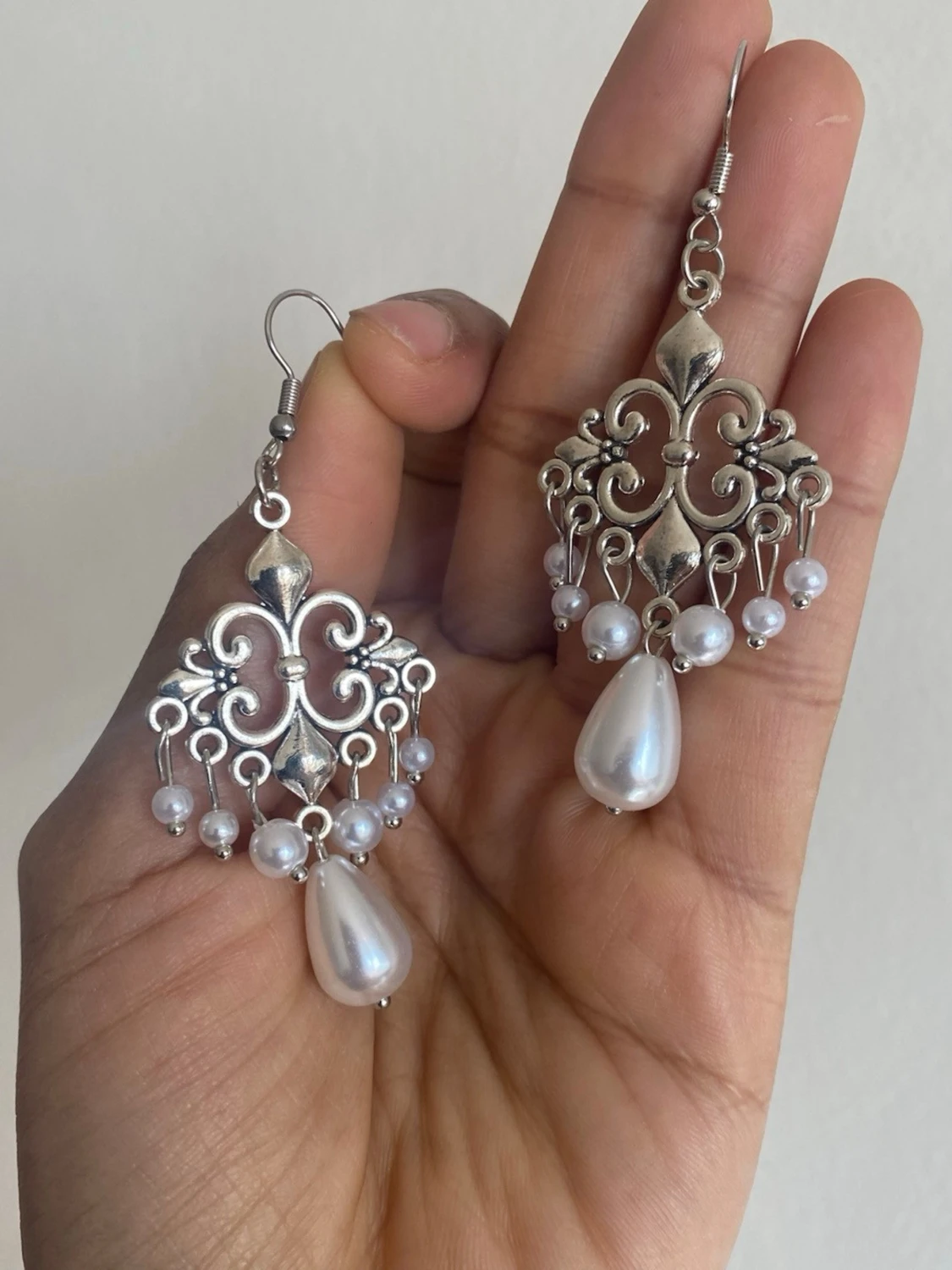 Silvrig färgat örhängen med pärlor - 2