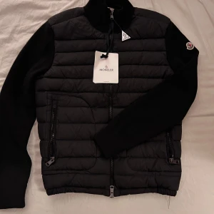 Moncler cardigan svart - Moncler cardigan Svart storlek S,skan funkar och helt ny, jätte skön och perfekt för denna kyliga hösten. Jätte stilig tröja.