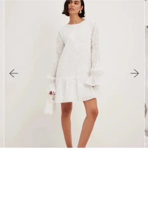 Vit nakd klänninv - Jättesöt sommarklänning! Inte använd många gånger alls! Kan skicka egena bilder också. Pris kan diskuteras💗