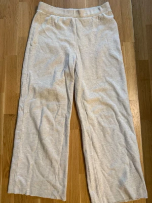 Beiga ribbade mjukisbyxor från Zara - Mysiga beiga mjukisbyxor från Zara med ribbad struktur och bred resår i midjan. Byxorna har raka ben och är perfekta för chill dagar hemma. Sköna och stilrena, passar till allt.