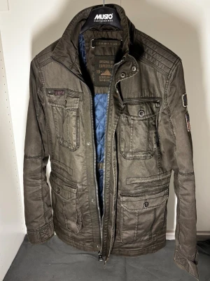 Grön Field Jacket - Tja, säljer en fet Field Jacket. Storlek M. Skick 9/10, as snygg modell. Pris 529 men kan diskuteras. Fraktar samma dag, hör av dig vid frågor!