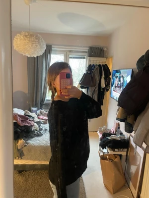 Svart stickad tröja med glitter detalj  - Glitter remsa på ärmarna, trendig och snygg