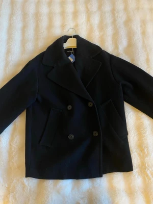 Svart kappa - Perfekt nu till våren! Storlek XXS men är väldigt oversized så skulle snarare säga M