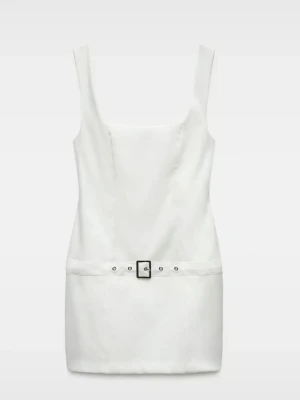 Vit kort klänning med bälte - Stilren vit kort klänning med breda axelband och fyrkantig urringning. Klänningen har ett markerat bälte i midjan med silverfärgat spänne som ger en snygg detalj. Perfekt för dig som gillar minimalistisk och modern stil.