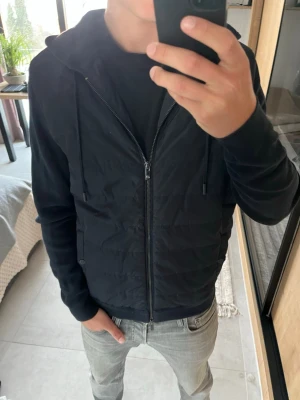 Cardigan jacka från Massimo Dutti - Hej! Säljer en snygg mörkblå cardigan jacka ifrån Massimo Dutti. På tröjan står de size s men i verkligheten är den mer som xs.                                                📐= XS                                                                           🔖= Massimo Dutti                                               .                                                      ❓= Vid frågor så skriv till mig 