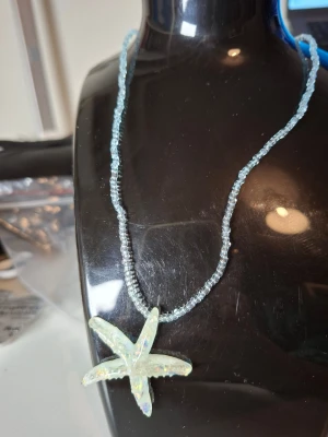 Halsband med blå pärlor och sjöstjärna - Överge samlingen, utförsäljning till låga priser