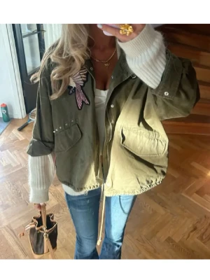 Hm jacka  - Super snygg hm jacka i storlek Xs men sitter väldigt oversized så passar en S. Inga defekter, passar perfekt nu till våren. 💖