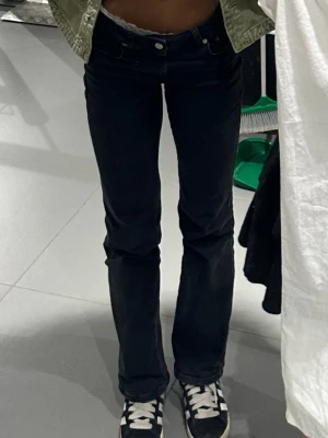 Svarta raka jeans från Zara - Snygga svarta raka jeans med låg midja från Zara. Storlek 34
