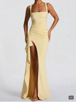 Ljusgul långklänning med slits - Jättefin klänning från SHEIN, passar till både bröllop, bal och till sommaren. Den är helt oanvänd och endast provad, den va fin men inte riktigt min stil. Storlek L men passar M ockå. Det är bara att höra av sig för fler bilder eller frågor. Pris kan absolut diskuteras. 💗