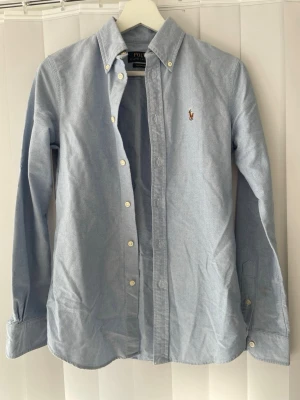 Ralph lauren skjorta - Ralph lauren skjorta i bra skick. Storlek Xs och passar cirka 165-175. Skriv vid frågor!