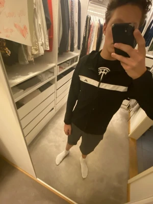 Svart tröja från j.lindeberg - Använd några få gånger, inga fläckar eller hål eller liknande, riktigt skön till golfen men också till vardags i skolan, tveka inte på o höra av dig vid funderingar/Noah