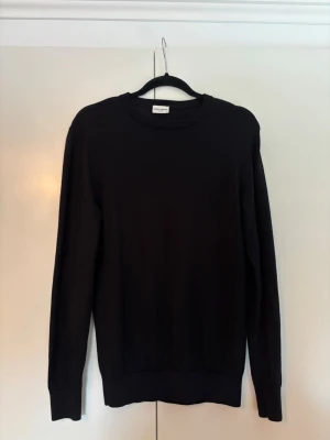 Svart tröja från John Henric - Svart tröja från John Henric i storlek S. Jag köpte den ny från John Henrics hemsida för nåt år sedan och den är endast använd ett tiotal gånger! Vid snabb affär kan jag sänka priset. Hör av er vid minsta lilla fundering!