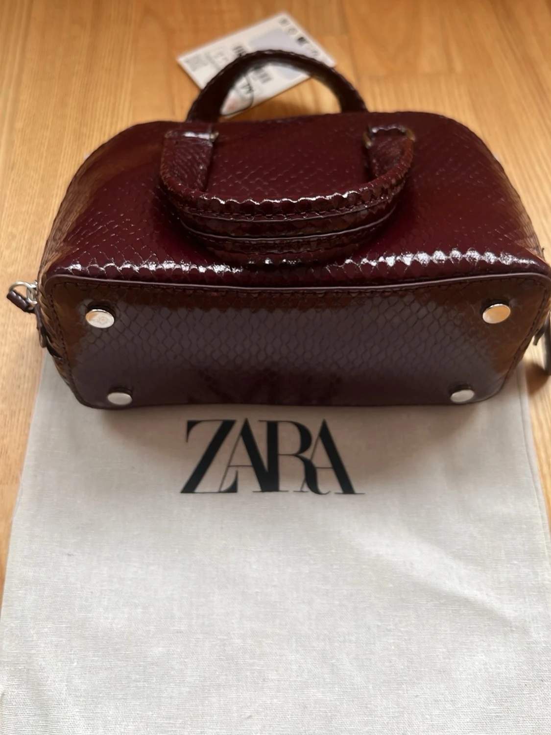 Vinröd handväska i ormmönstrat från Zara - 2