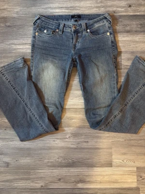 True religion jeans W27 - Superfina trendiga trueys! Säljer då de inte kommer till användning. Nästan nyskick, inga defekter. Modellen Joey low rise flare, storlek W27. Pris går att diskutera vid snabb affär, hör av er angående frågor!💗