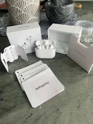 Airpods Pro 3 (2025) - Säljer ett par airpods som är i mycket god skick och endast använda 3 gånger, Inga skador eller repor.