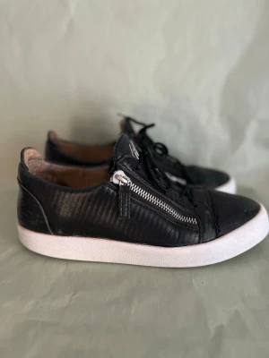 Giuseppe Zanotti skor! Box medföljer!   - Snygga Giuseppe skor som funkar att använda i alla väder! Skorna har inga defekter förutom ett litet glapp i sulan, fråga för en bild! Hör jättegärna av er vid fundering!😊⛰️