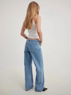 Blåa raka low rise jeans från NAKD — helt nya med lappar - Säljer ett par ljusblå jeans från Gina Tricot med rak passform och låg midja. Jeansen har klassiska fem fickor och är gjorda i ett mjukt denimtyg. Perfekta för en avslappnad och trendig look.