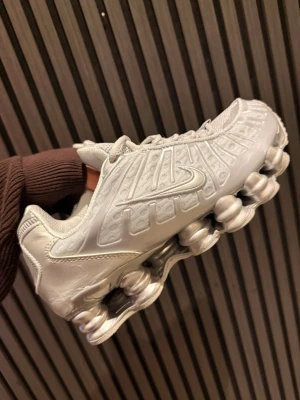 Nike Shox vita sneakers - Säljer ett par Nike Shox, storlek 44. Fick i present men tyvärr är de stora för mig, kartong saknas. Helt nya oanvända! Skickas samma dag. Först till kvarn!!!