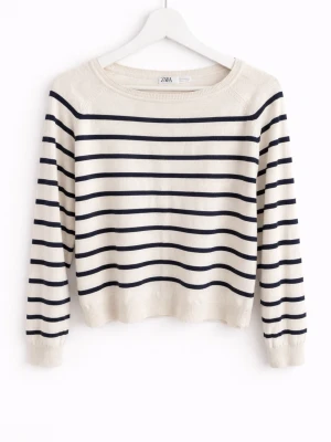 Randig stickad tröja från Zara - Snygg stickad tröja från Zara i beige med marinblå horisontella ränder. Tröjan har rund halsringning, långa ärmar och ribbade muddar. Perfekt för en avslappnad och trendig look. Materialet känns mjukt och bekvämt.