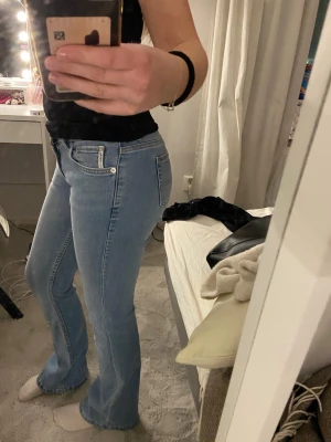 Lågmidjade bootcut jeans - Säljer ett par snygga lågmidjade bootcut jeans från märket Pepe Jeans, storlek 25/30. Fint skick, nypris 949kr Innerbenslängd: ca 74 cm Midjemått rakt över: ca 35 cm