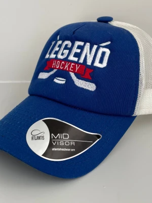 Blå vit keps Legend Hockey - Snygg blå keps med vit mesh baktill och broderad text 'Legend Hockey' framtill. Kepsen har böjd skärm och justerbar snapback. Perfekt för dig som gillar sportig stil. 