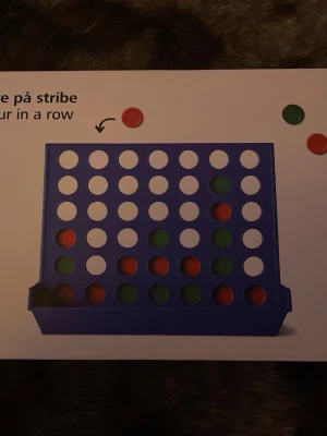 Fyra i rad spel blå plast - SÄLJER ett klassiskt FYRA I RAD spel i blå PLAST. SPELET har RÖDA och GRÖNA spelbrickor och är perfekt för två personer. Kommer i originalförpackning med spelregler på flera språk. En rolig utmaning för både vänner och familj!