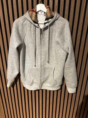 Grå zip hoodie från Burberry - Tjena, säljer nu denna riktigt feta hoodien i storlek XS. Den är helt nytt skick och passar 170-175. Hör av er vid frågor eller funderingar!