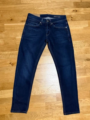 Dondup George jeans - Ett par riktigt feta Dondup jeans i mörkblå färg. Näst intill nytt skick‼️  Modell: George!  Size: W30, sitter som 29.  🔹 Hör av er vid frågor eller funderingar🙌