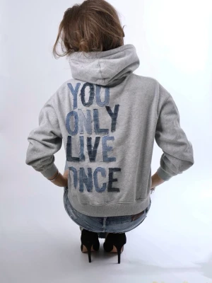 Unik grå hoodie med jeanstext ”YOU ONLY LIVE ONCE” - Otroligt fin och unik hoodie med jeans detaljer på ryggen. Texten som står på ryggen är ”YOU ONLY LIVE ONCE”!!  - Storlek: S - Modellen är 175 cm för referens och bär vanligtvis XS-S!!  Hoodien är i jättebra skick och har inga defekter (vad vi märkt)!!  Vid frågor eller funderingar - tveka inte att höra av dig🪽 