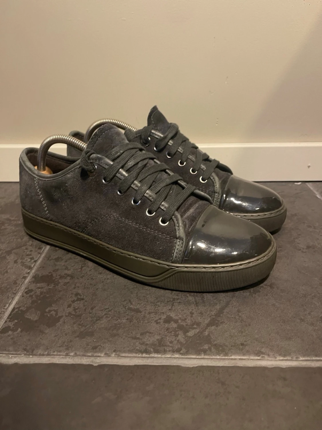 Mörkgrå sneakers med lackdetaljer