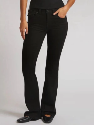 Svarta bootcut jeans från True Religion - Svarta jeans från True Religion med bootcut-snitt och låg midja. Snygga detaljer som fickor med lock och knappar bak. Jeansen är tillverkade i stretchig bomull för skön passform och har en stilren look som funkar till allt. Dem är endast använda en gång och är som nya, säljer då dem inte kommer till använding💕 modellen är Becca Mid Rise Bootcut Flap💕