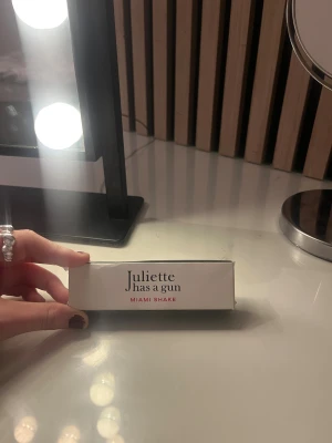 Juliette Has a Gun Miami Shake parfym - Juliette has a gun parfym i doften miami shake 🍓🍰 Super god doft. Se bild 3 för noter. 