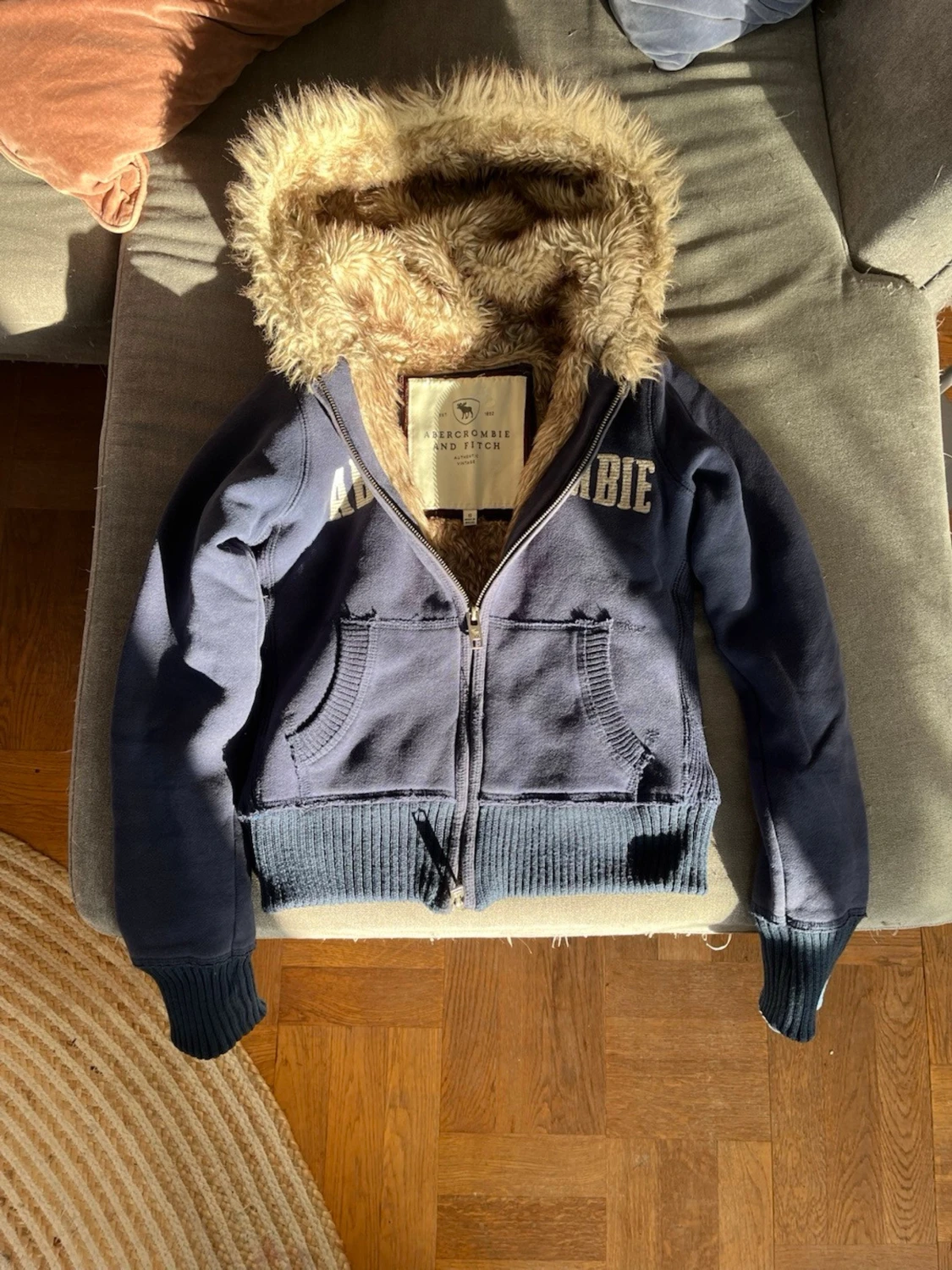 Blå hoodie från Abercrombie & Fitch