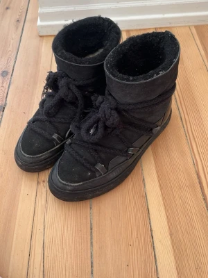 Äkta inukkis - Jätte snygga äkta inukkis! Sulan tvättas innan köp.