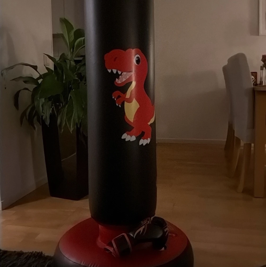Boxningssäck med dinosaurie och handskar