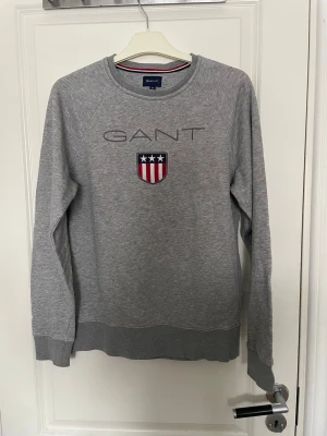 Gant tröja - Tja, nu säljer jag denna gråa tröjan ifrån märket gant. Tröjan är i riktigt bra skick och har knappt några tecken på användning alls. Tröjan är i storlek M. Hör av dig om du har någon fråga!