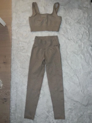 AIM’N set - Toppen: Storlek L. Tightsen: Storlek S. Använd en gång.