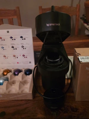 Nespresso kaffemaskin svart - Säljer en svart Nespresso kaffemaskin med modern design. Maskinen har en rundad form och tydlig logga framtill. Medföljer gör en kartong med olika kaffekapslar i metallicfärger samt originalförpackning. Perfekt för dig som vill ha snabb och god kaffe hemma.