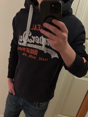 Superdry hoodie - Tja! Säljer en Superdry Hoodie i storleken (S)-skick 7/10. Vid minsta lilla fundering hör av er! Först till kvarn!