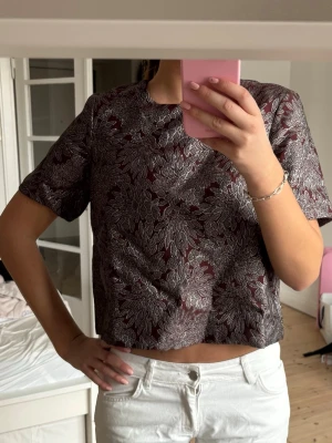 Fin topp - Vinröd topp med glitter detaljer 