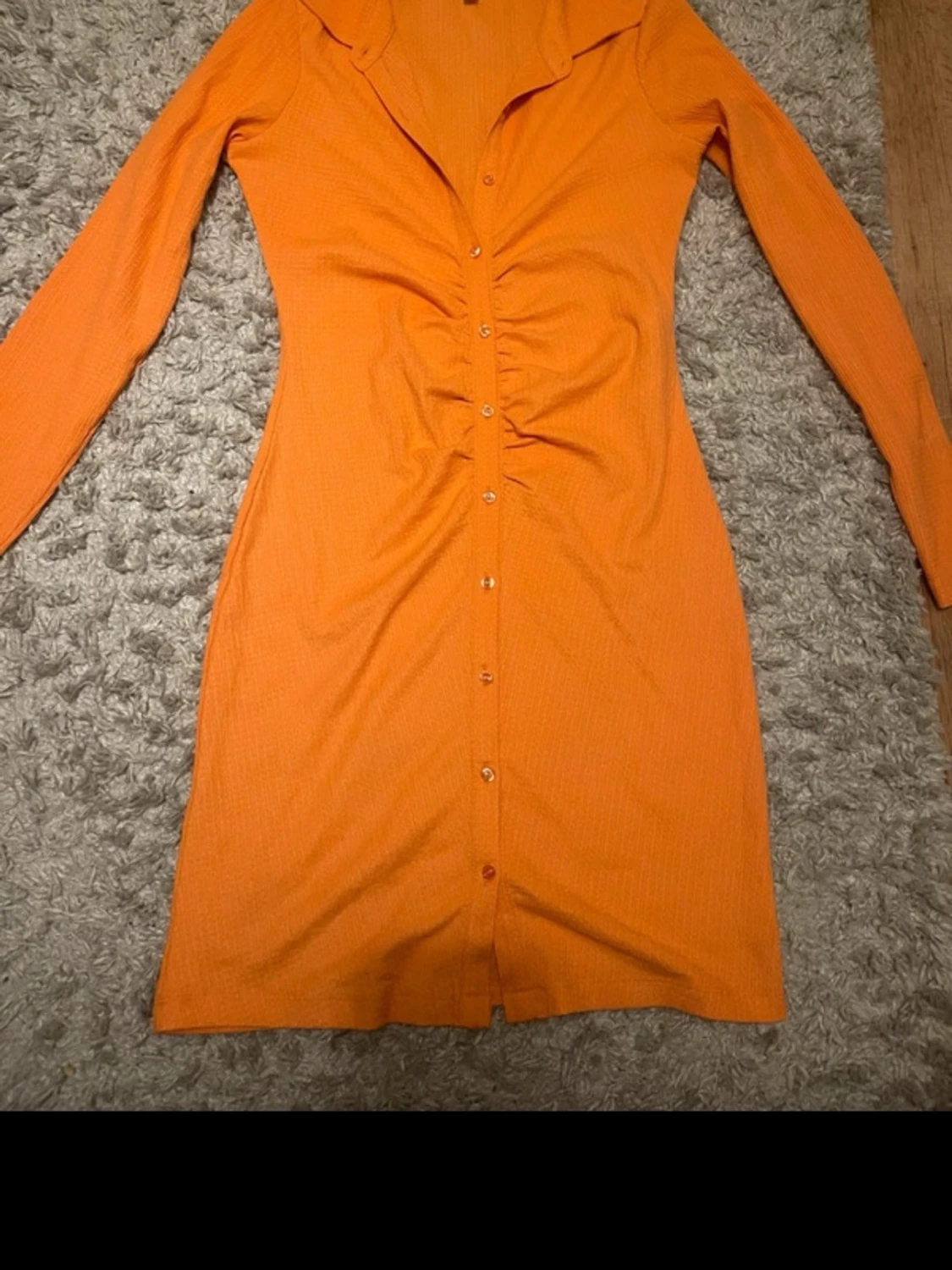 Orange ribbad kortklänning