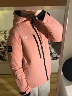 Dopejacka  - Säljer denna snygga rosa Dopejackan !!🥰 storlek XS, sparsamt använd. En liten fläck på jackan (swipe för bild) som knappt syns. Kontakta för frågor, funderingar eller fler bilder!