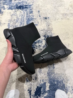 Svarta balenciaga skor - Nya svarta balenciaga speed skor. Endast dustbag finns tillkommer. Storlek 44. Pris kan diskuteras vid snabb affär!