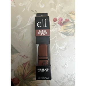 e.l.f. Glow Reviver Lip Oil Honey Talks - Glow Reviver Lip Oil från e.l.f. i färgen Honey Talks. Ett läppglans med oljig formula som ger glans och mjukhet, berikat med aprikosolja. Kommer i en smidig tub med applikator och har en varm, honungsbrun ton. Pris kan diskuteras vid snabb affär 💕