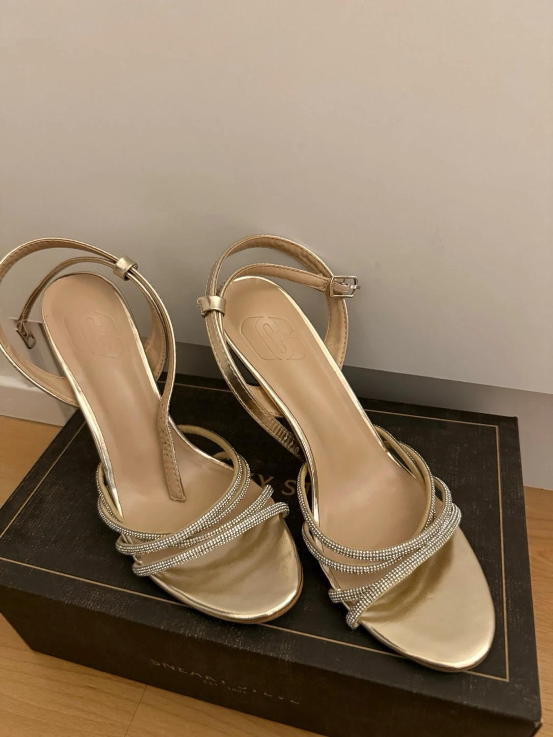 Guldiga pumps med strassdetaljer