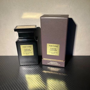 Tom Ford Tuscan Leather EdP 100ml - Tom Ford Tuscan Leather Eau de Parfum i 100 ml flaska. Helt ny bara öppnad för att ta bilder. Ny pris 3900kr