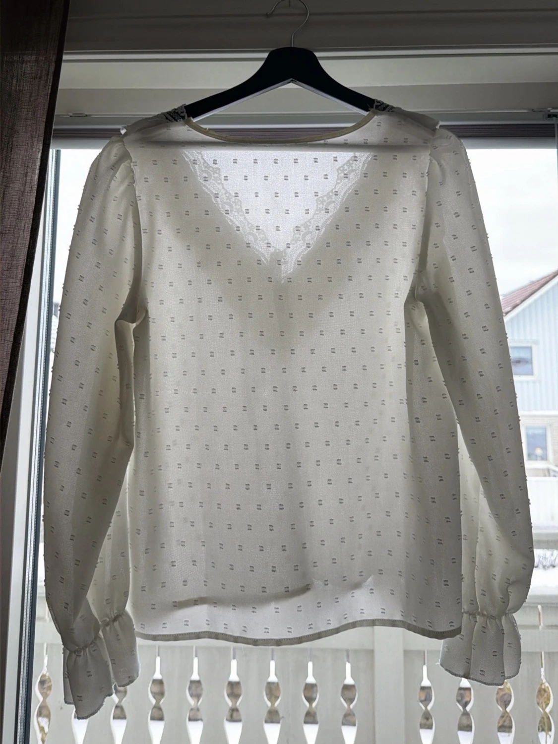 Vit blus med volang och spetsdetalj - 1