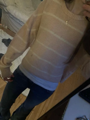 Rosa stickad tröja/kofta - Säljer denna rosa stickade tröjan. Tröjan är väldigt varm och inte skicklig men väldigt skön. Skriv om ni undrar något!😼💗